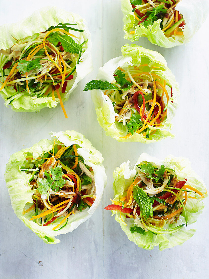 Thai-Hähnchen-Salat in Salatblättern
