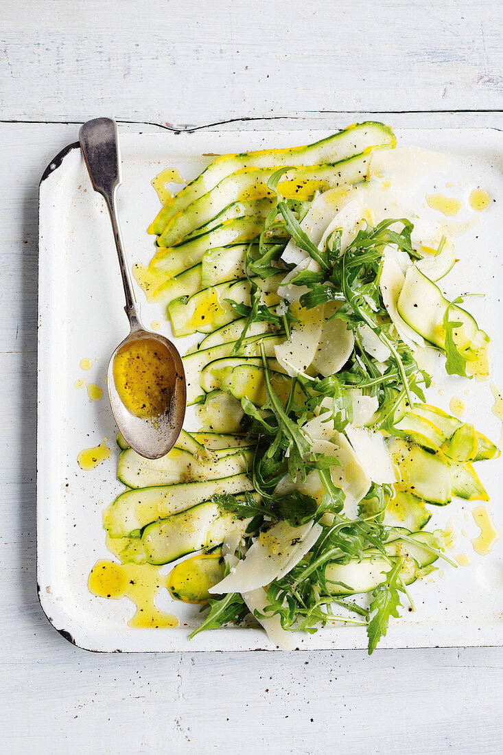 Zucchinicarpaccio mit Rucola und Parmesan