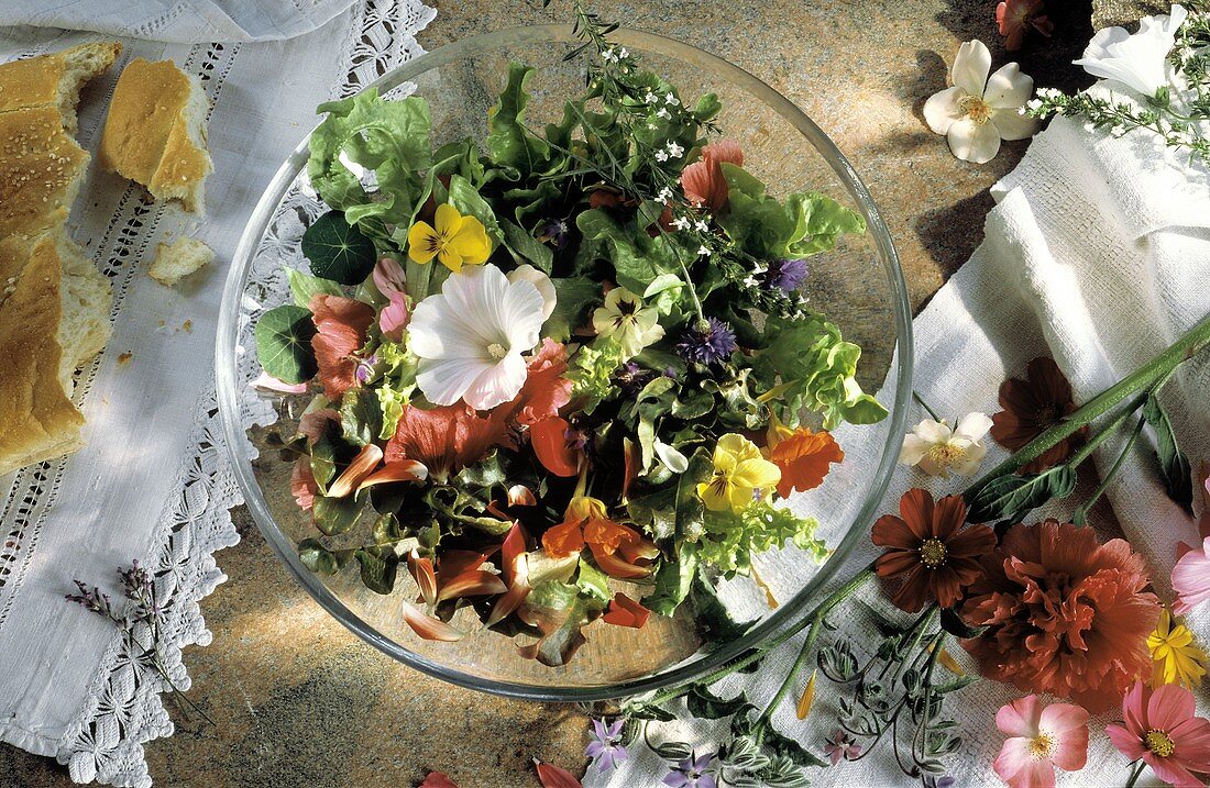 Sommersalat mit eßbaren Blüten