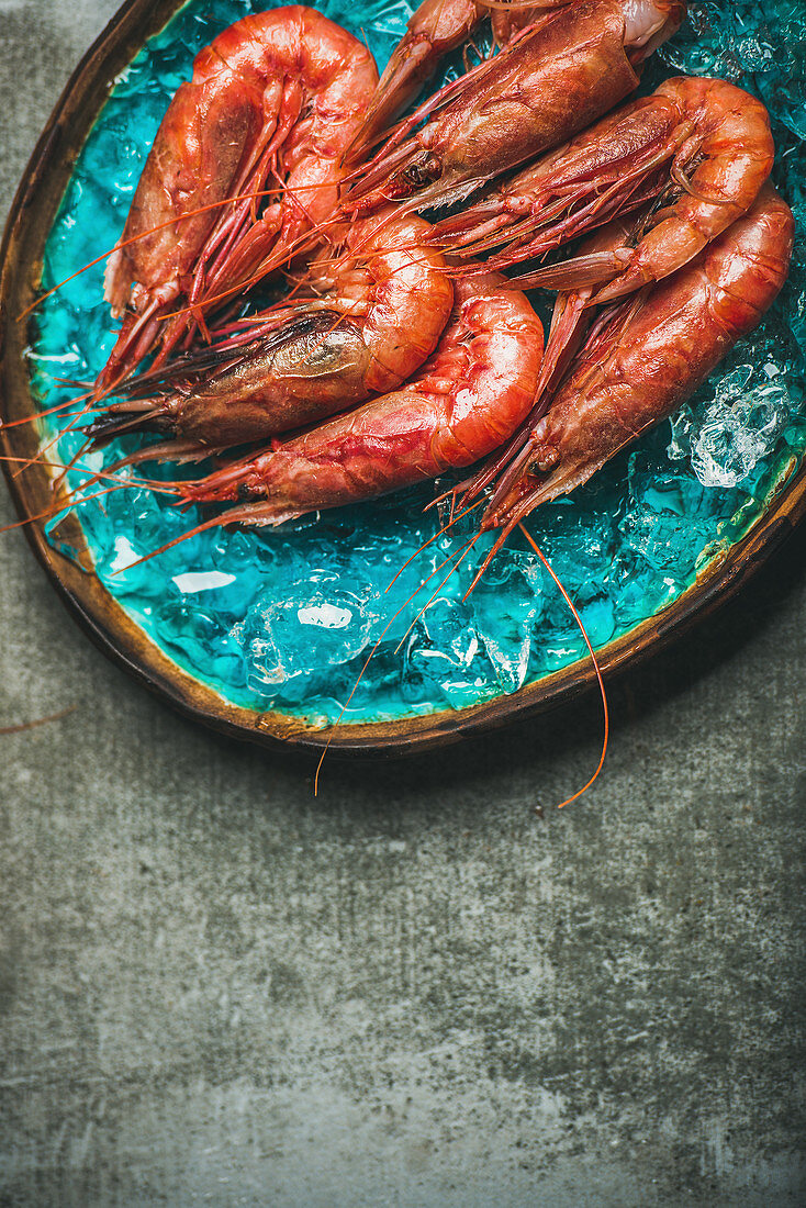Rote Shrimps auf türkisblauem Keramikteller