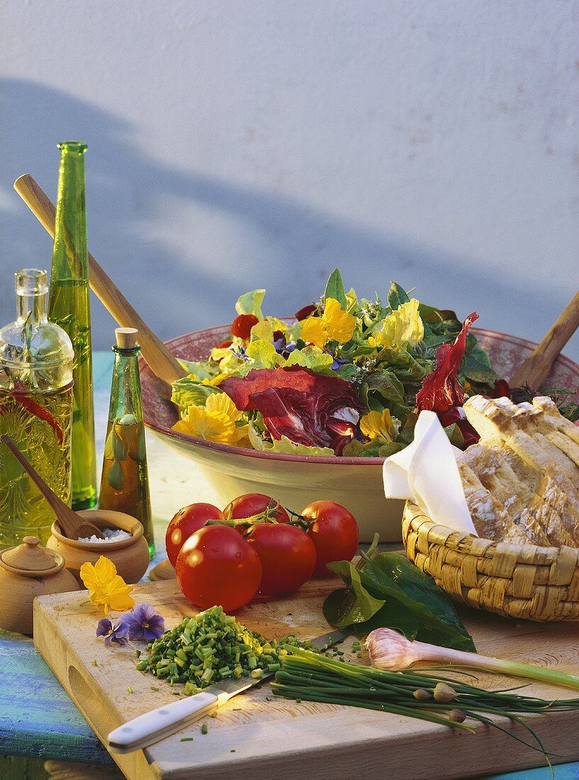Stillleben mit Salatzutaten & Frühlingssalat mit Blüten
