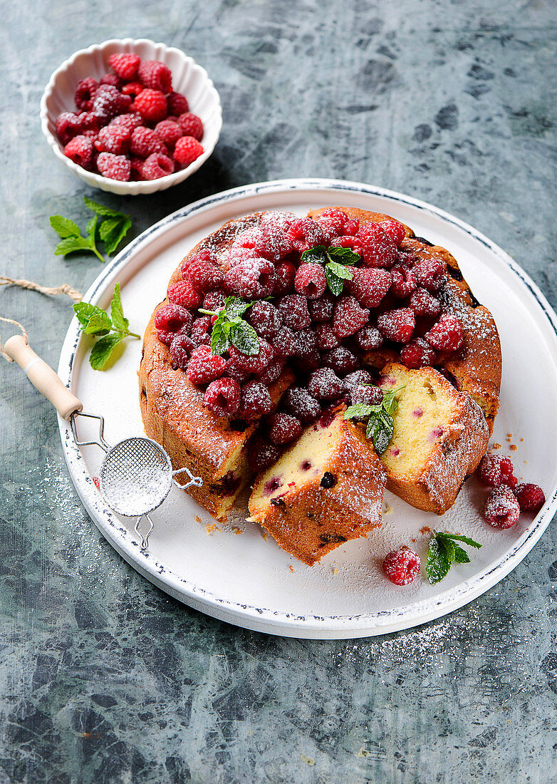 Himbeer-Joghurt-Kuchen angeschnitten