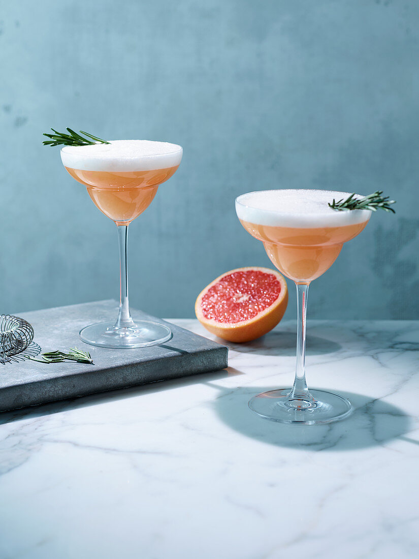 Cocktails with pink grapefruit and rosemary