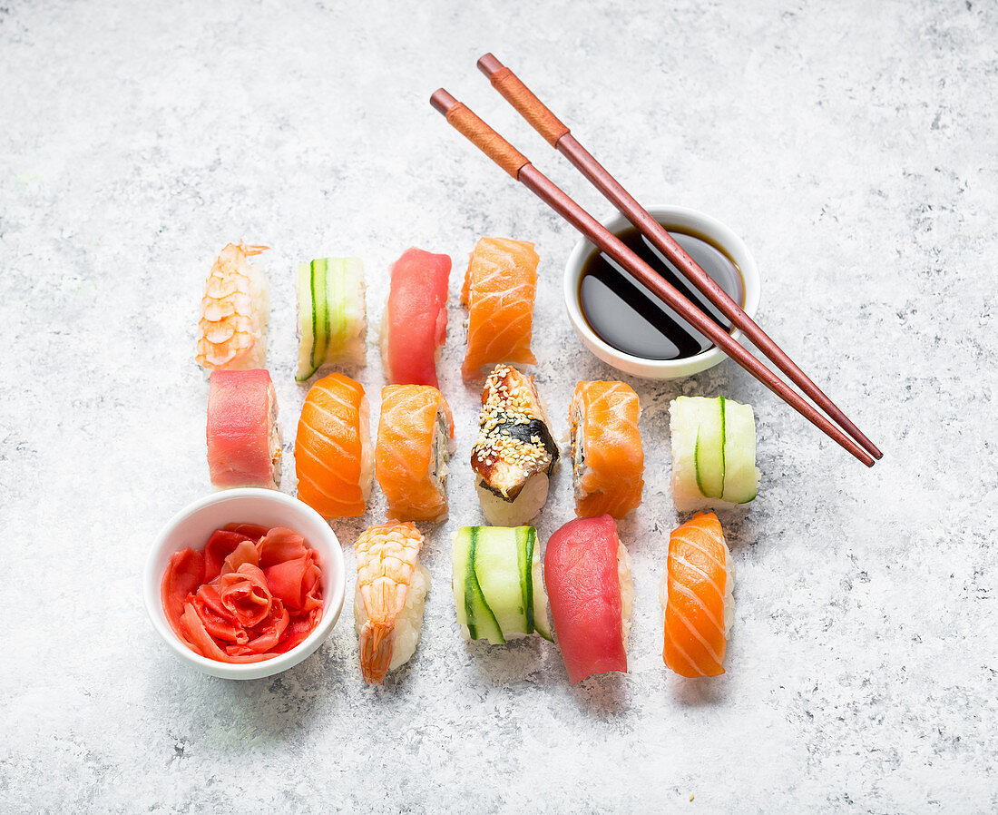 Verschiedene Sushi mit Sojasauce und Ingwer (Japan)
