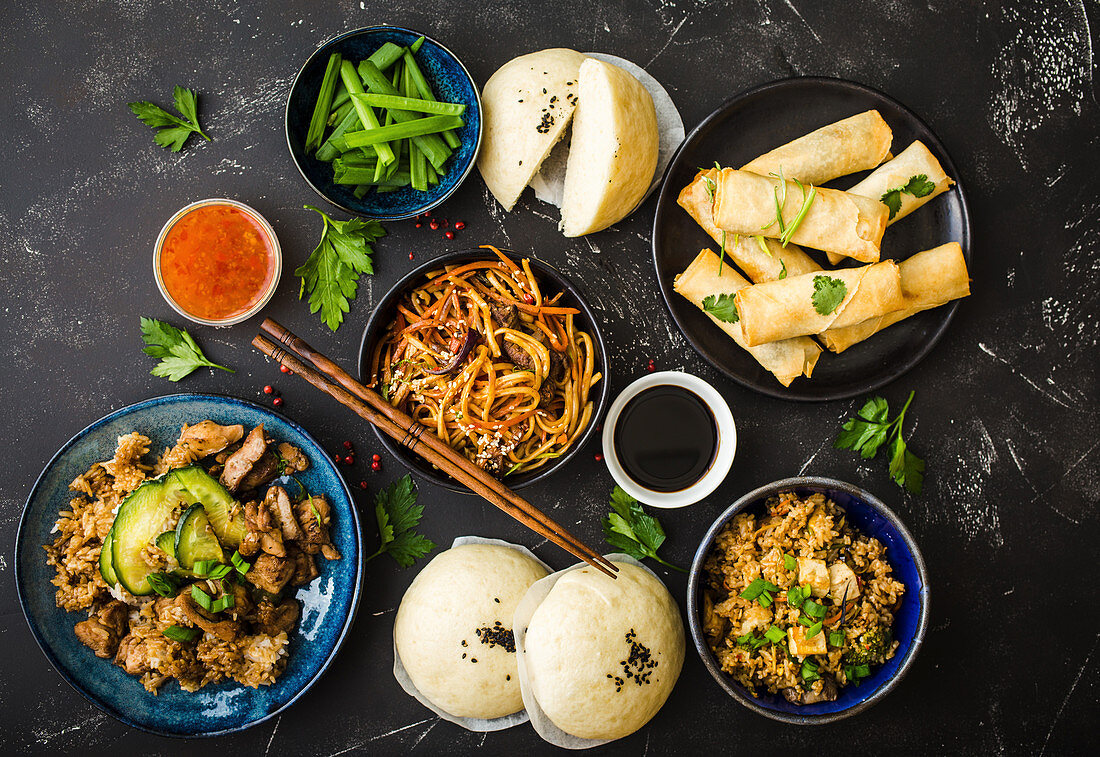 Verschiedene klassische asiatische Gerichte (Aufsicht)