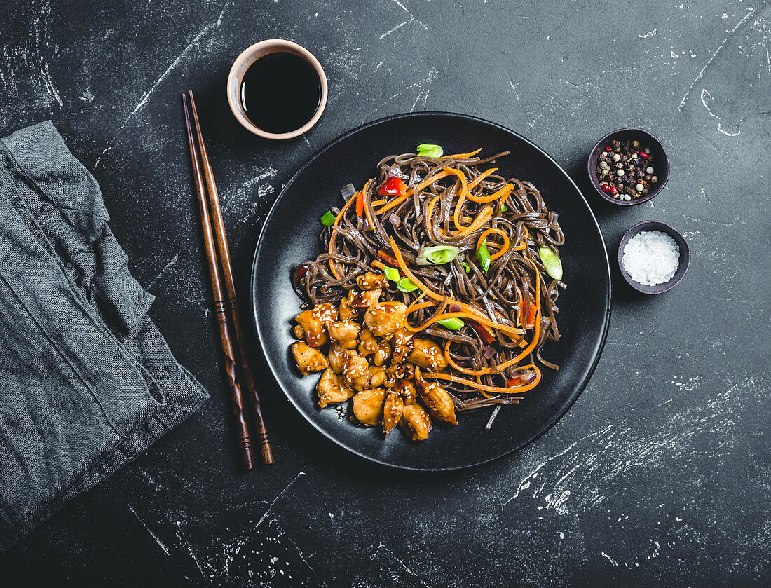 Soba noodles with vegetables and teriyaki chicken (Asia)