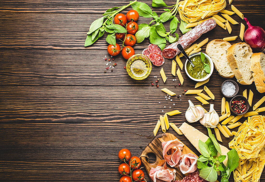 Stillleben mit italienischen Lebensmitteln (Aufsicht)
