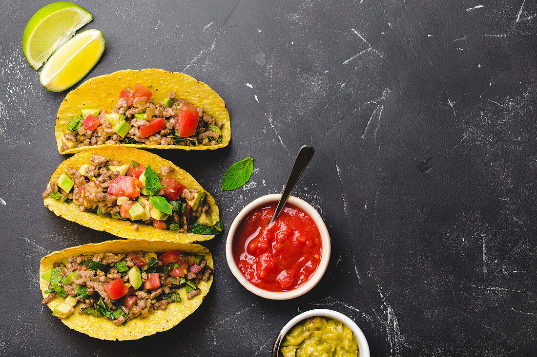 Tacos mit Fleischfüllung dazu Salsa und Guacamole (Mexiko)