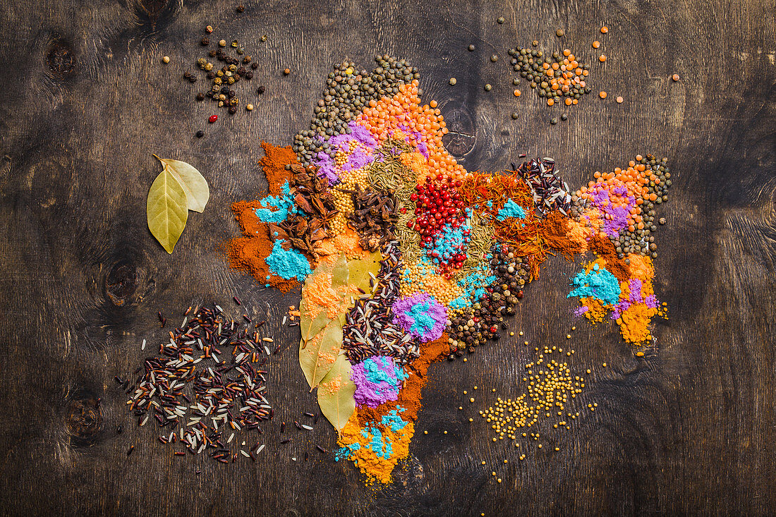 Indische Karte gestreut aus typisch indischen Gewürzen, Holipulver und Hülsenfrüchten
