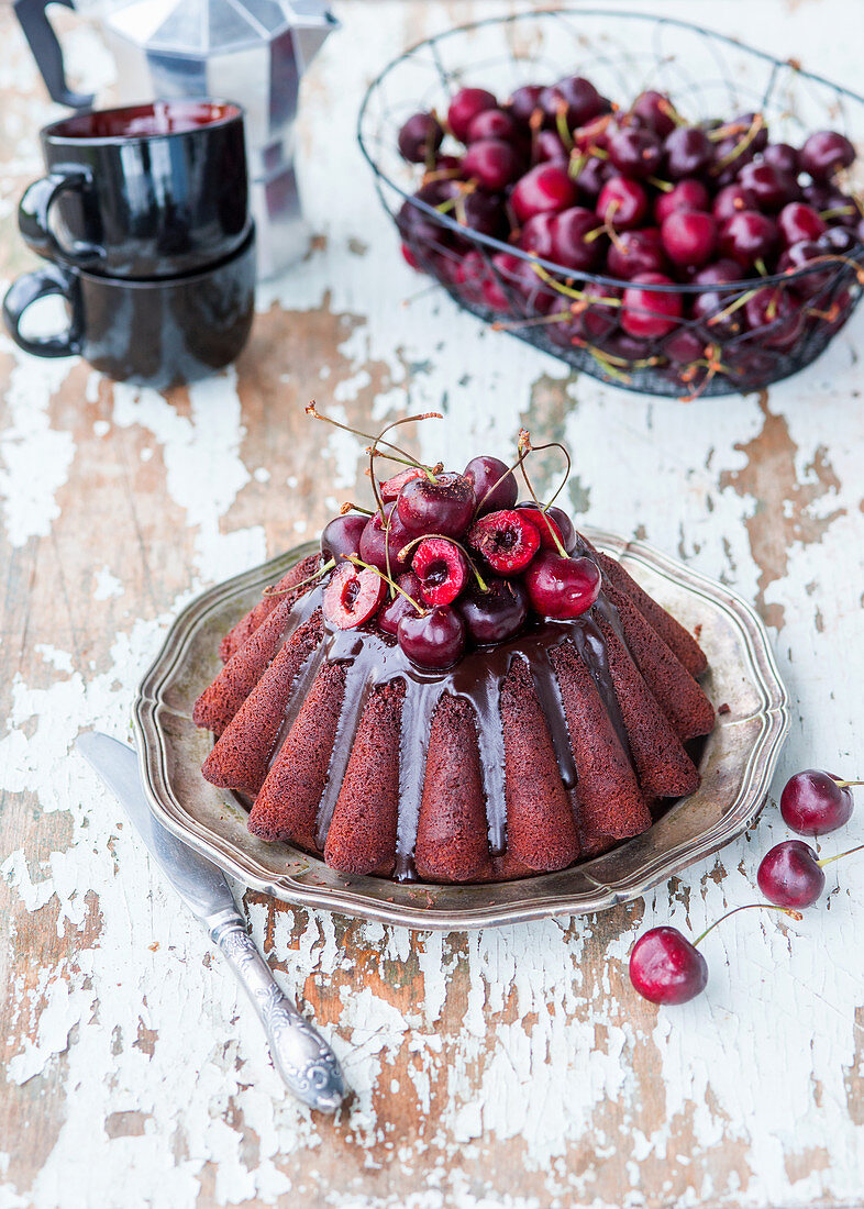 Schokoladen-Bundt-Cake mit Kirschen