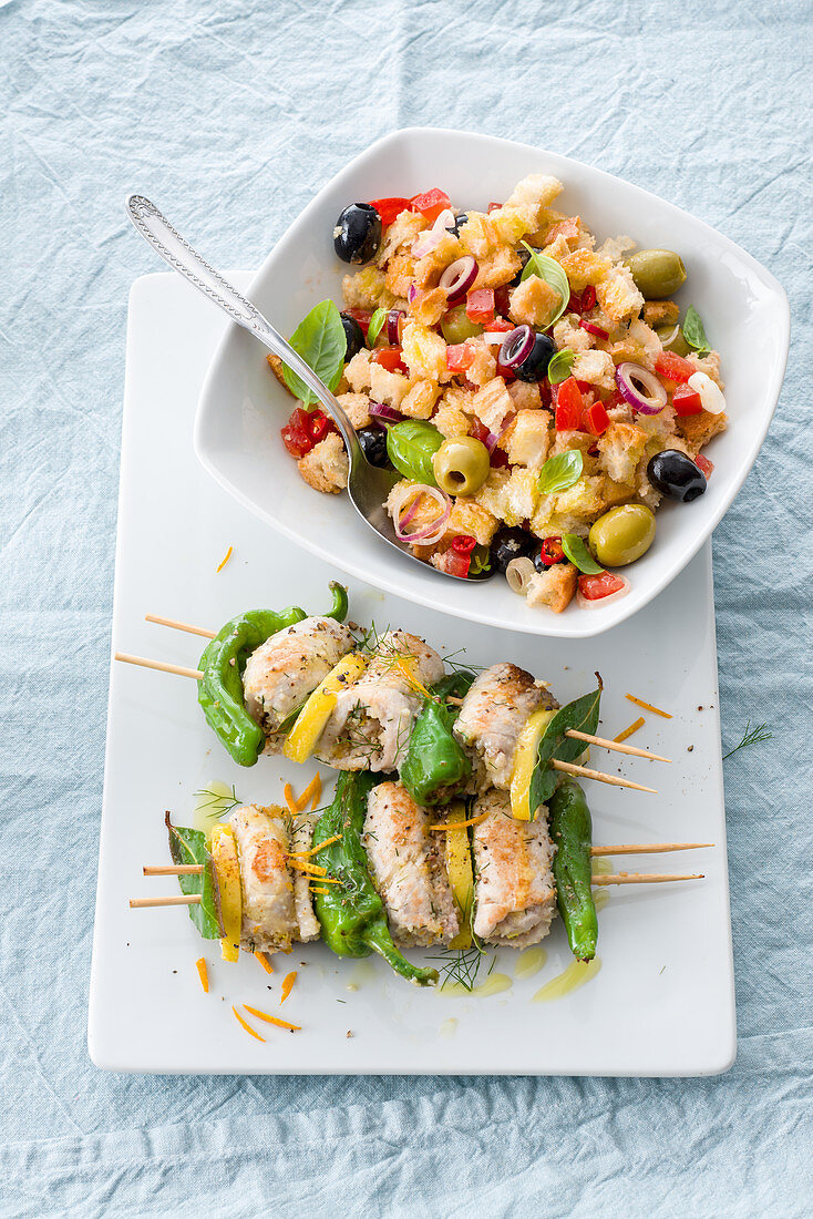 Schwertfischröllchen-Spieße mit Brotsalat