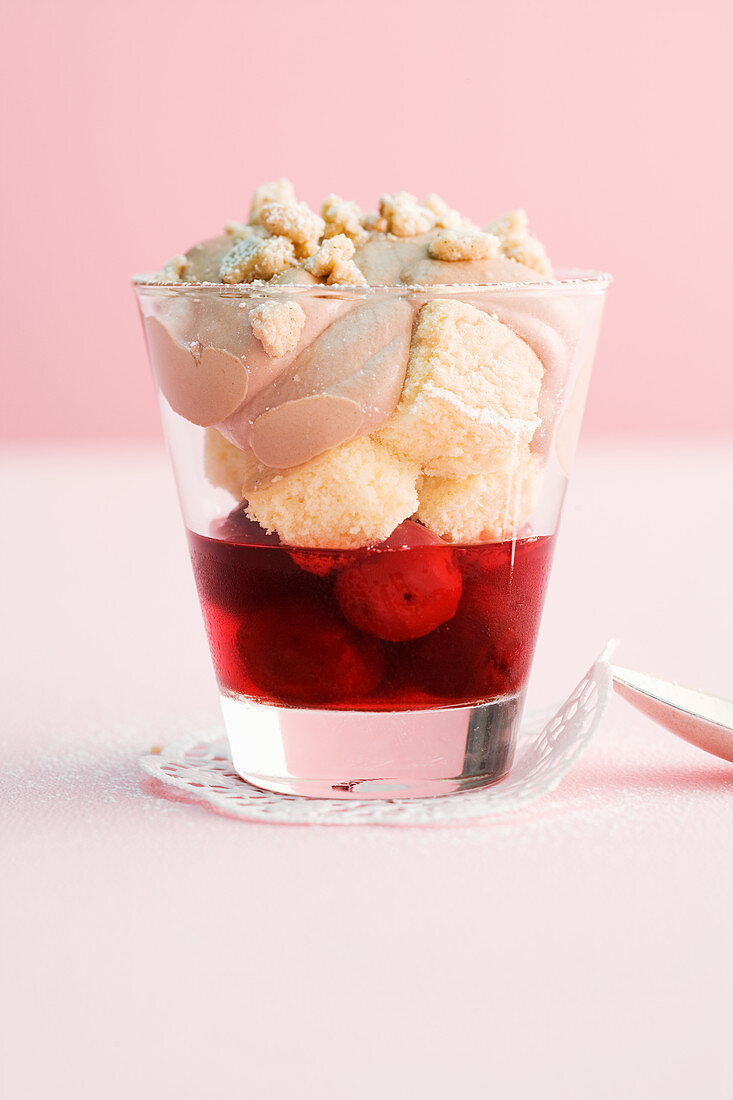 Erdbeer-Trifle mit süsser Basilikumsahne