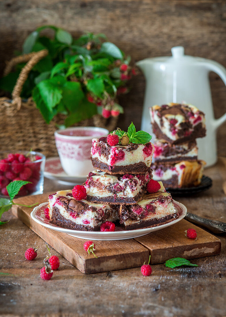 Cheesecake brownie with raspberries