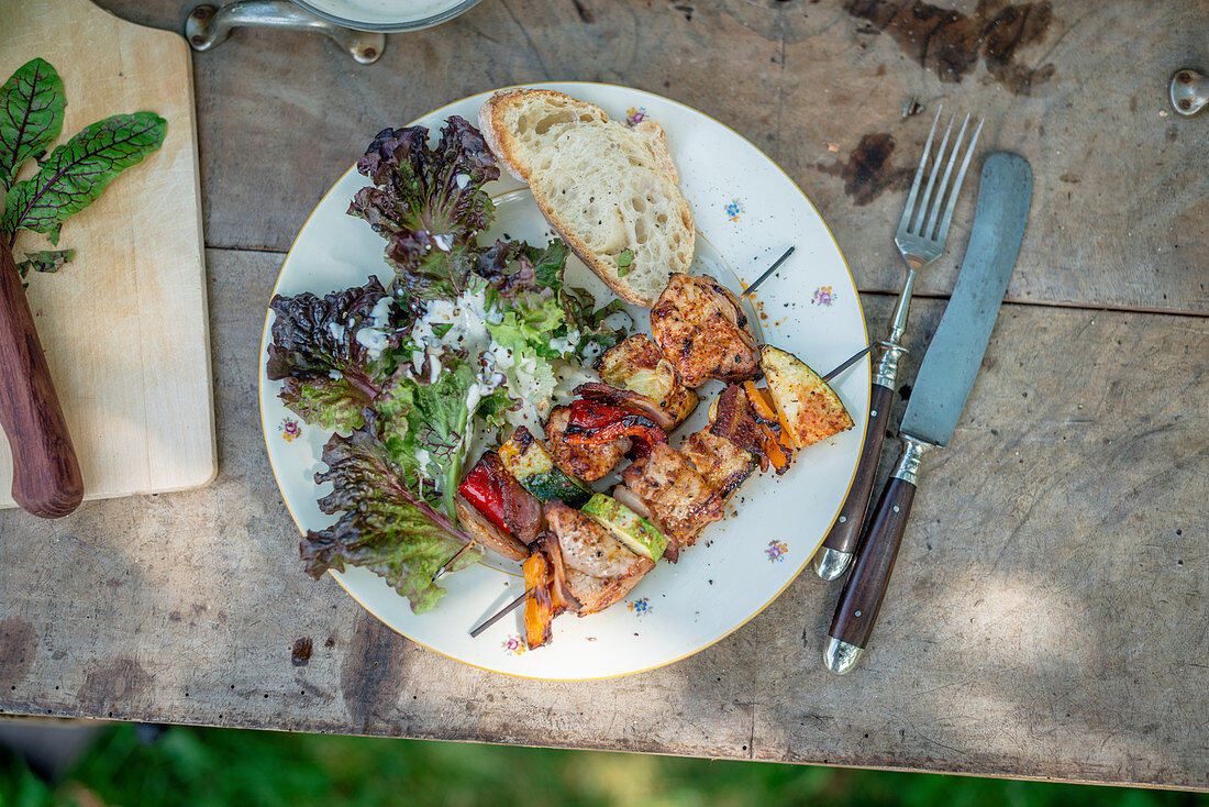 Gegrillte Fleisch-Gemüse-Spieße mit Salat und Brot