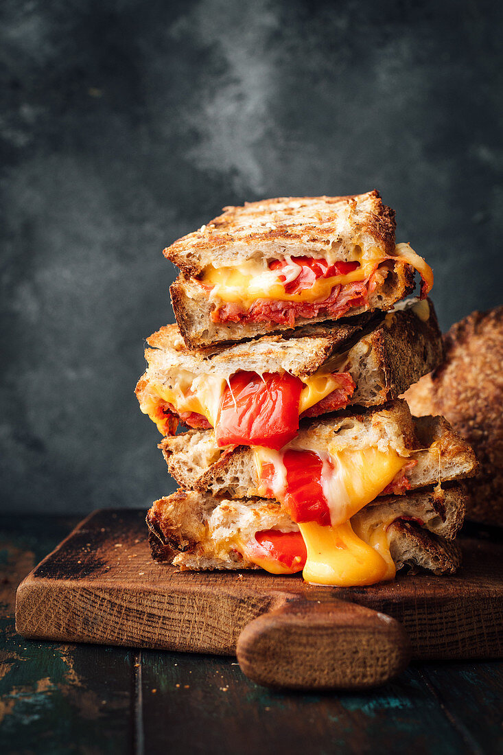 Geröstete Sandwiches mit Chorizo, Käse und Grillpaprika