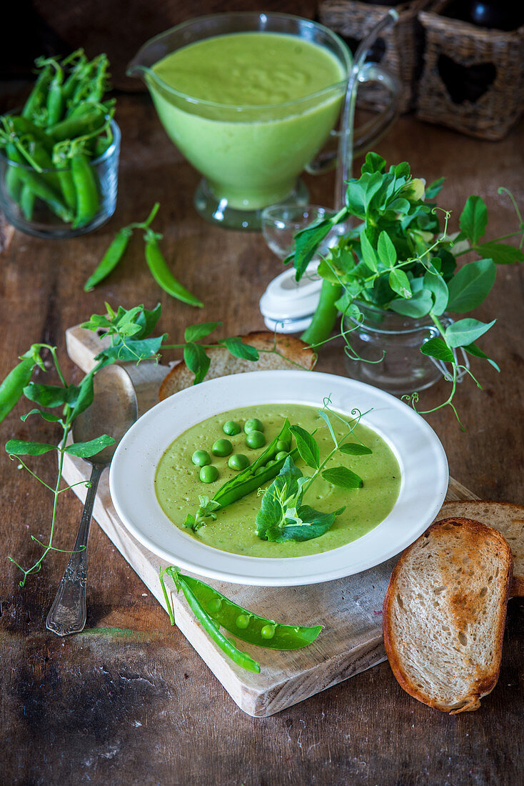 Erbsencremesuppe mit Röstbrot