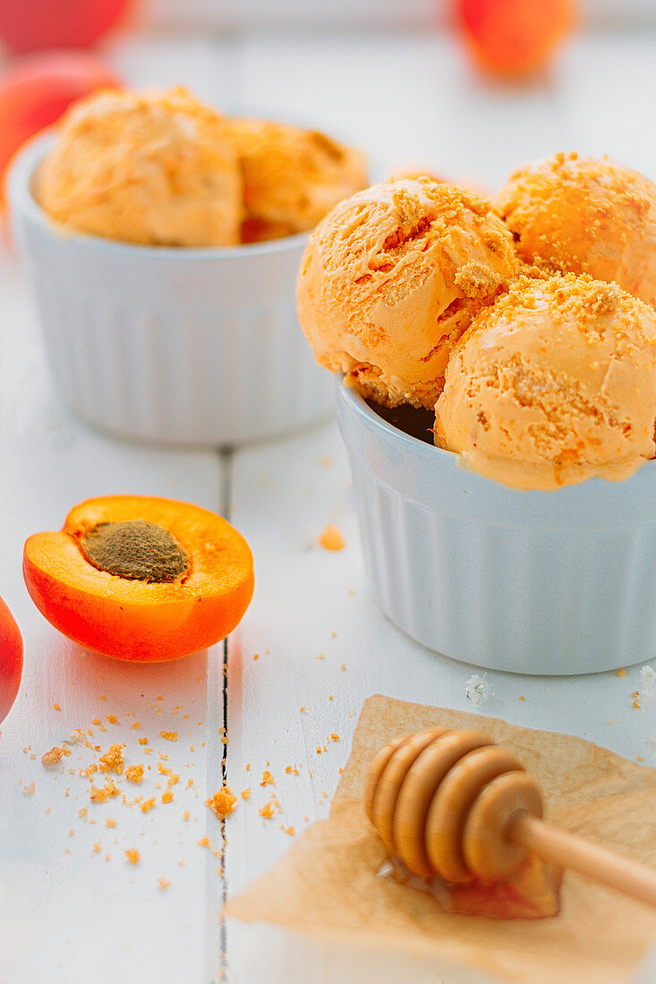 Aprikosen-Honig Eiscreme mit Zutaten