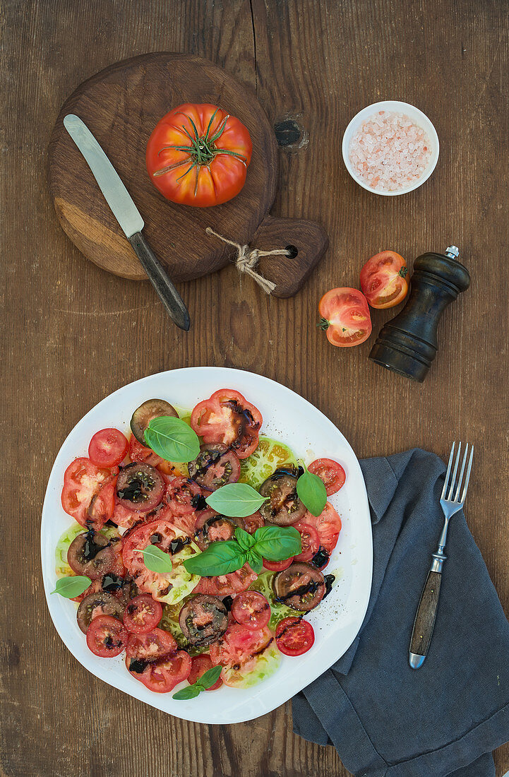 Heirloom-Tomatensalat mit Olivenöl, Basilikum und Gewürzen