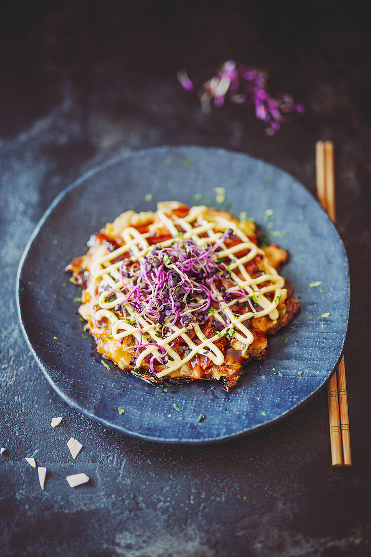 Okonomiyaki (Pfannkuchen mit Kohl, rotem Ingwer und Bonitoflocken, Japan)