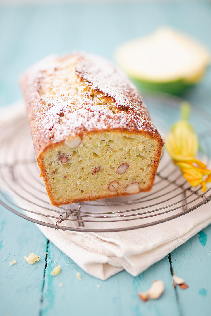 Zucchinikuchen mit Erdnüssen, angeschnitten auf Kuchengitter