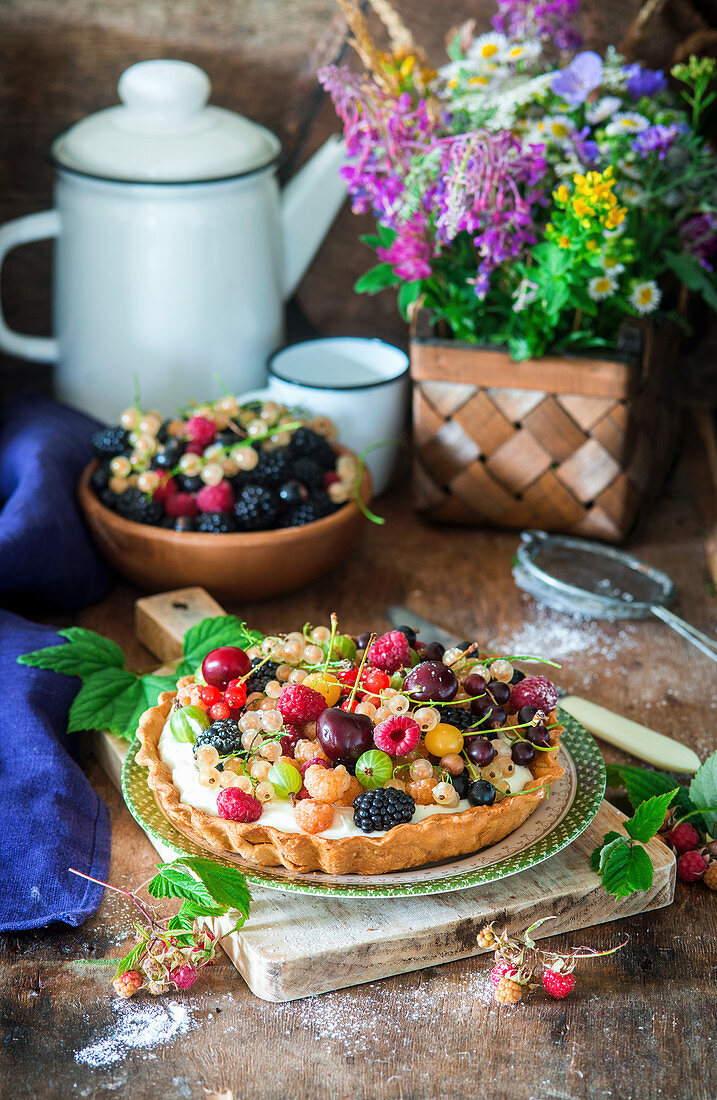 Beerentarte mit Sahne-Joghurt-Creme und Kirschen