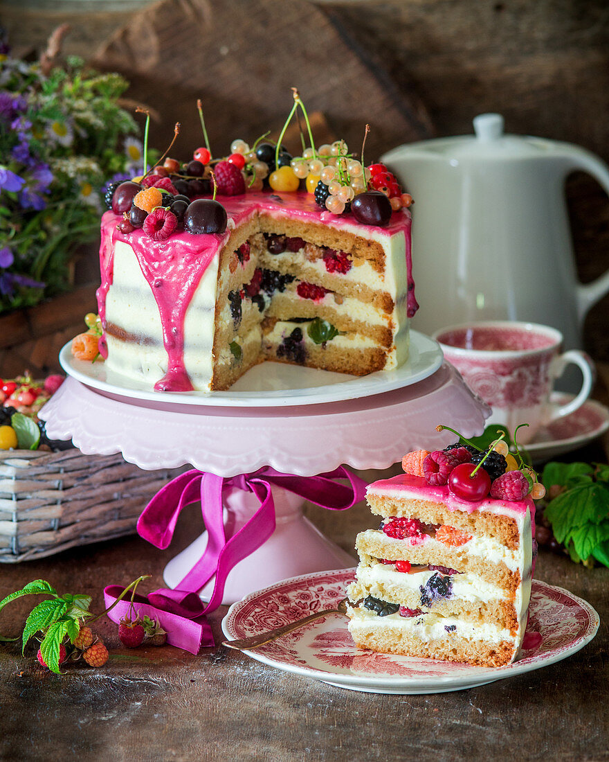 Festliche Beeren-Buttercremetorte