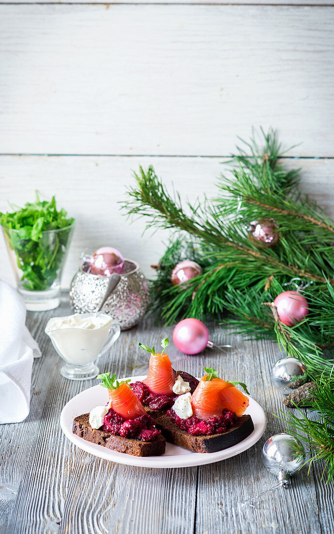 Crostini with beetroot, salmon and sour cream