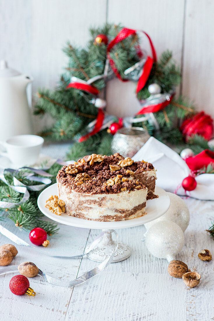 Cheesecake mit Schokolade und Walnüssen zu Weihnachten