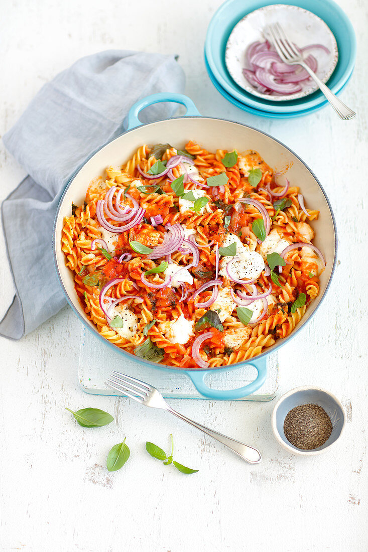 Pasta mit Tomatensauce überbacken mit Mozzarella