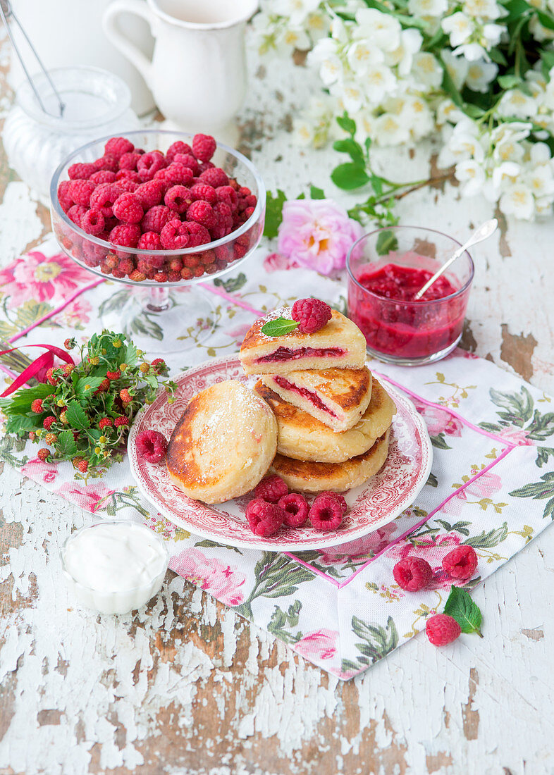 Hüttenkäse-Pancakes mit Himbeerfüllung