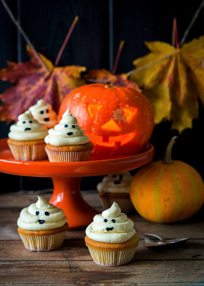 Halloween cupcakes which look like ghosts