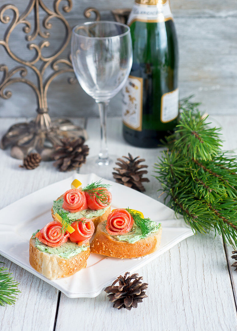 Baguette slices with herb butter and smoked salmon rolls (Christmas)