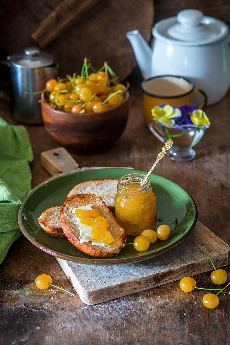 Gelbe Kirschmarmelade serviert mit Brot