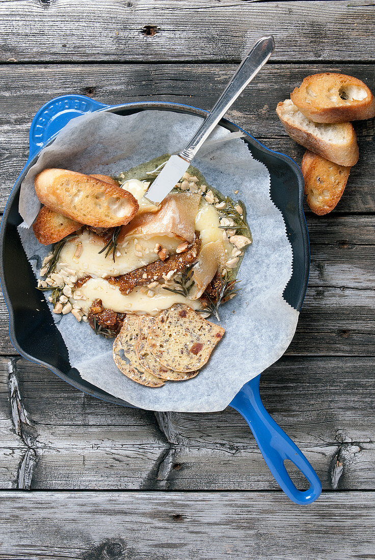 Camembert mit Nüssen und Rosmarin aus der Pfanne