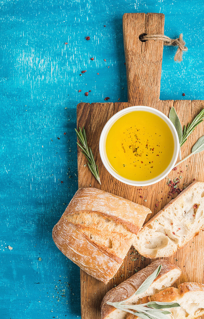 Mediterrane Snacks - Olivenöl, Kräuter und Ciabatta