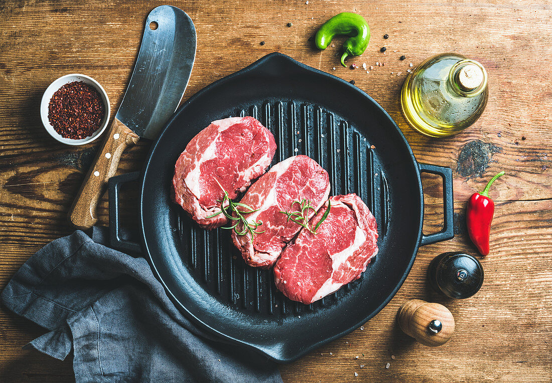 Rohe Ribeye Steaks in Grillpfanne