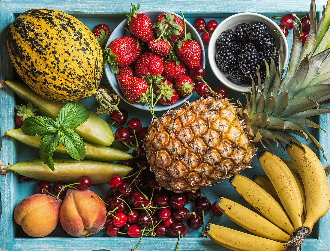 Gesunde Sommerfruchtsorten - Ananas, Bananen, Kirschen, Erdbeeren, Brombeeren, Pfirsiche, Melone und Minze