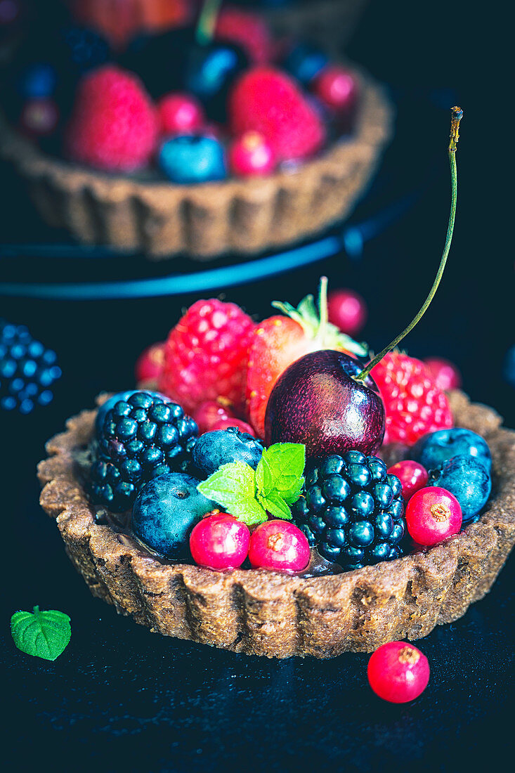 Tartelette mit Ganache und Sommerbeeren (Nahaufnahme)