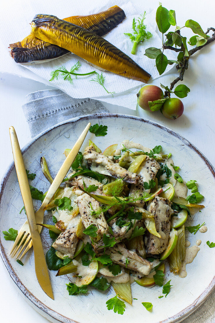 Makrelenfilets auf Fenchel-Apfel-Salat mit Petersilie