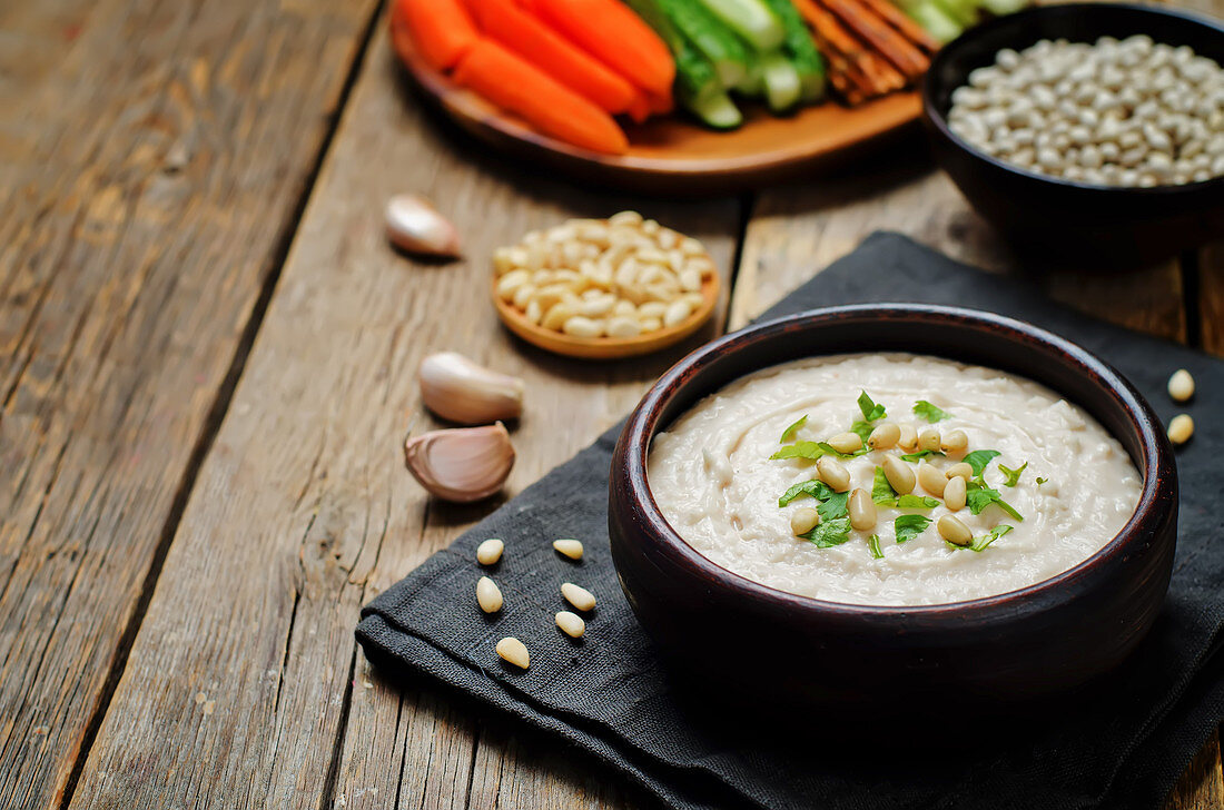 Hummus aus weissen Bohnen mit Pinienkernen