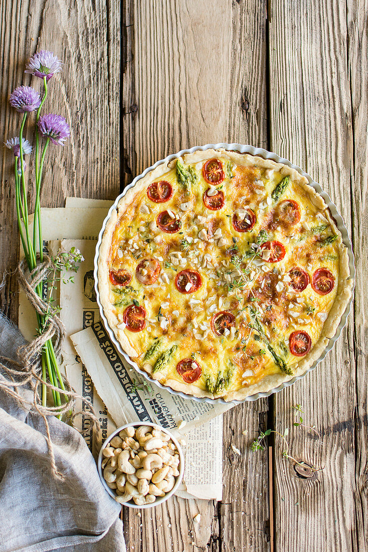 Tarte with asparagus and cherry tomatoes
