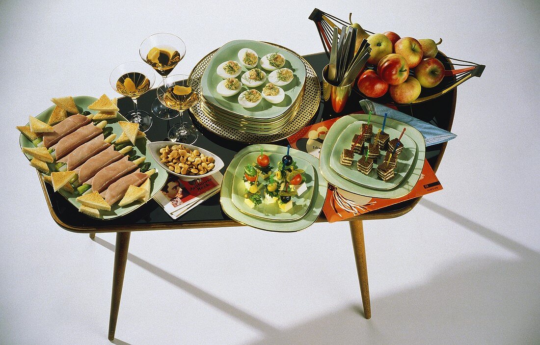 50er-Jahre-Tisch mit Partyhäppchen, Knabberzeug & Aperitifs
