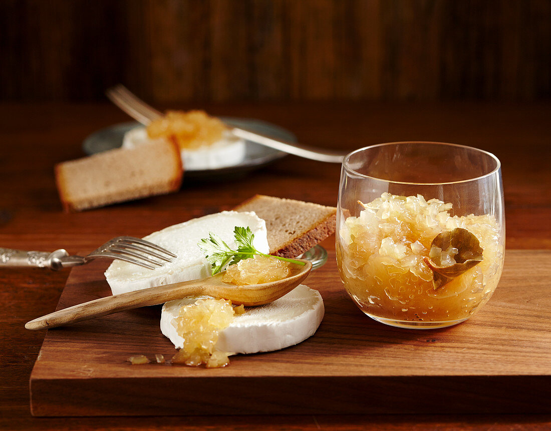 Zwiebelkonfitüre mit Lorbeer und Weissweinessig zu Ziegenkäse und Brot