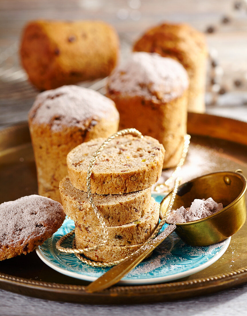 Hefekuchen mit arabischen Gewürzen, Trockenfrüchten und Arrak