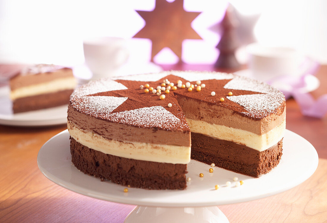 Dreifarbige Schokoladenmousse-Torte mit Kakao-Stern zu Weihnachten