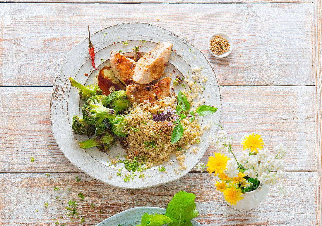 Arabische Putenmedaillons mit Brokkoli und Bulgursalat