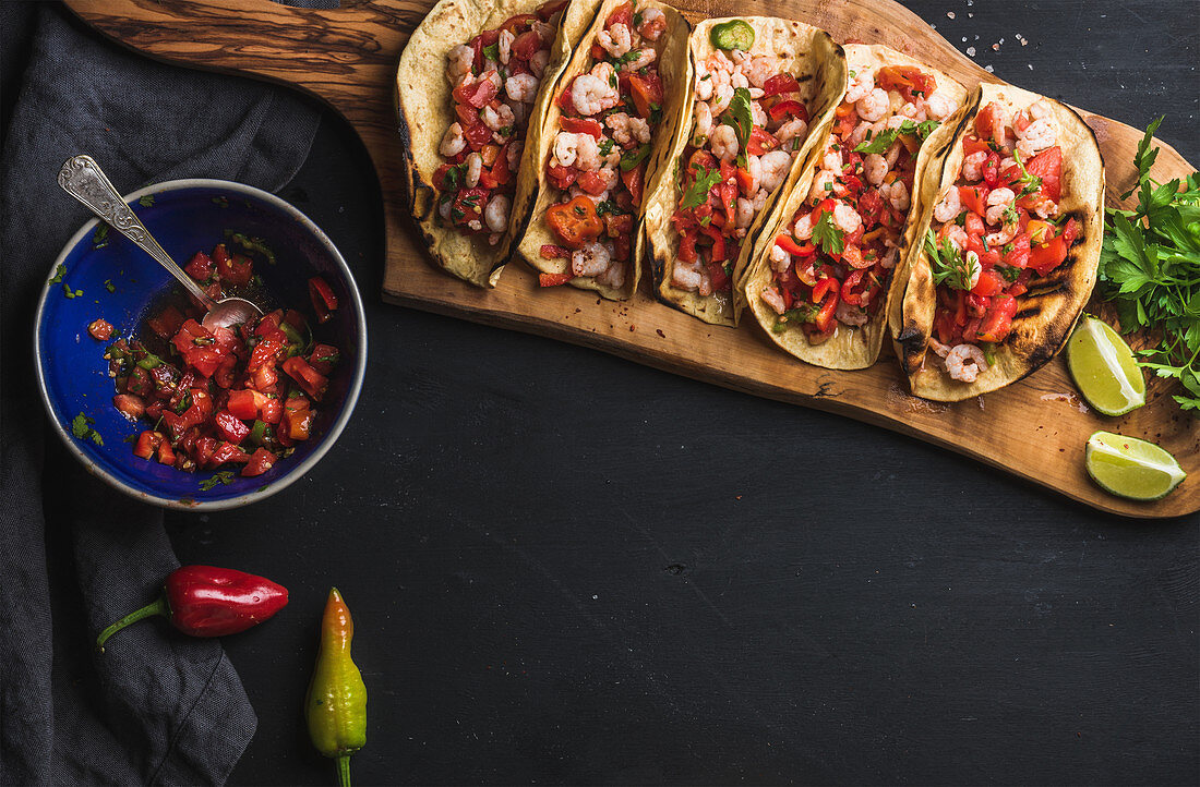 Shrimp-Tacos mit hausgemachter Salsa, Limetten und Petersilie