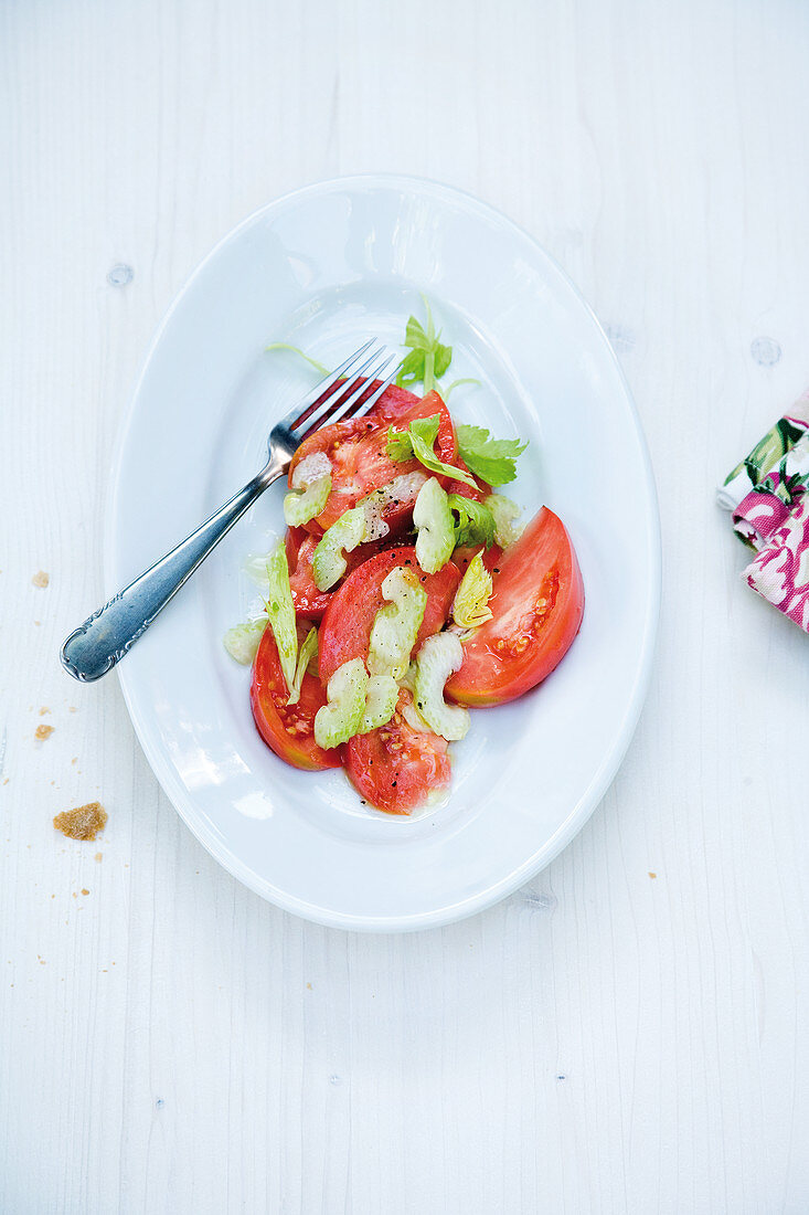 Tomatensalat mit Ochsenherztomaten und Staudensellerie