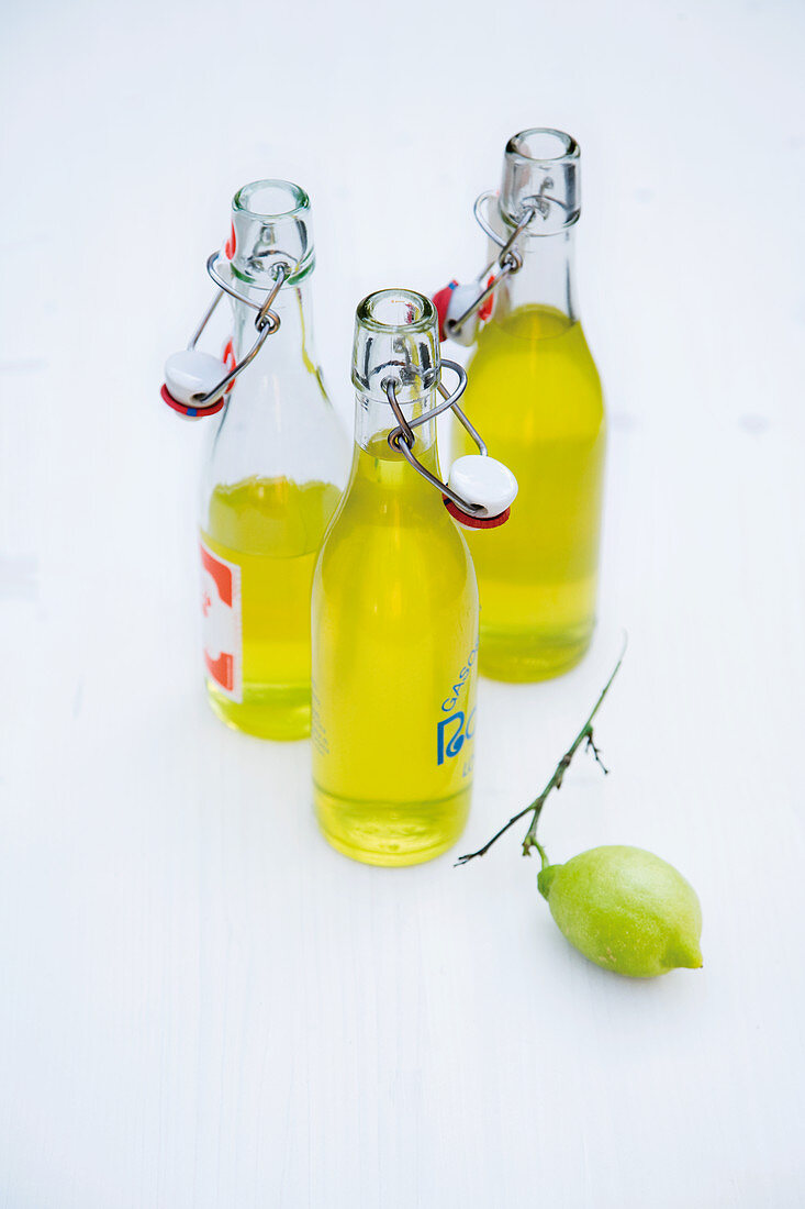 Limoncello in kleinen Glasflaschen