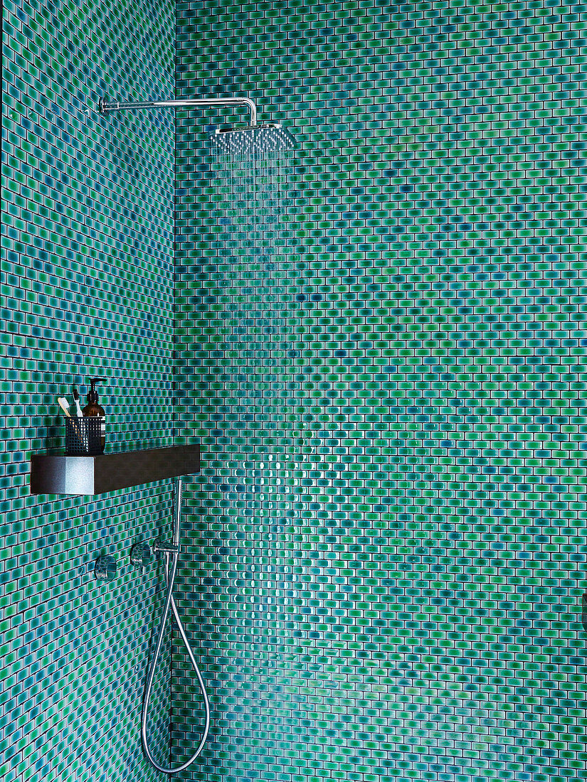 Duschbereich mit Mosaikfliesen in Grüntönen